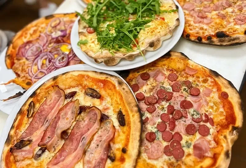 nuestras pizzas en horno de leña