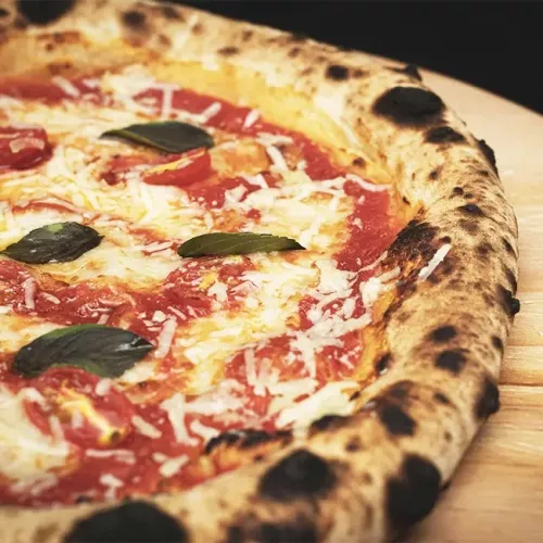 Pizzas en horno de leña