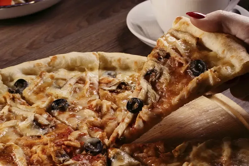 pizzas artesanales en horno de leña