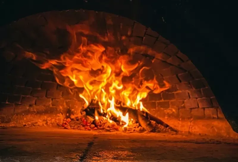 horno de leña preparado para cocinas pizzas